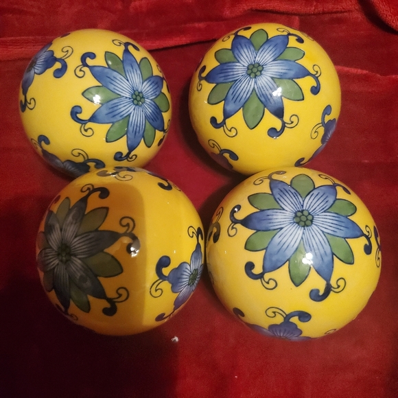 Set of 4 Gorgeous Decorative balls
